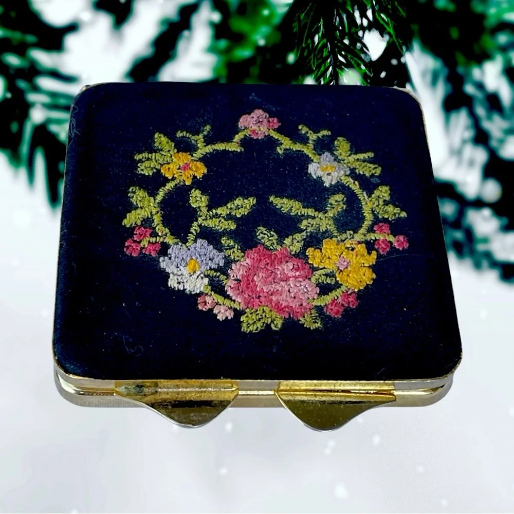 Vintage Compact Powder Puff Black Embroidered  Gold Twist Clasp See pics